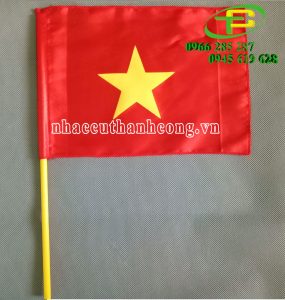Những bàn tay Việt Nam năm như một trái tim, đầy tự hào cầm lấy Cờ Tổ Quốc. Chiếc cờ đỏ sao vàng trên tay mỗi người là biểu tượng cho tinh thần đoàn kết và yêu nước. Hãy cùng xem hình ảnh về Cờ Tổ Quốc cầm tay để cảm nhận sức mạnh và niềm tự hào của mỗi người Việt.